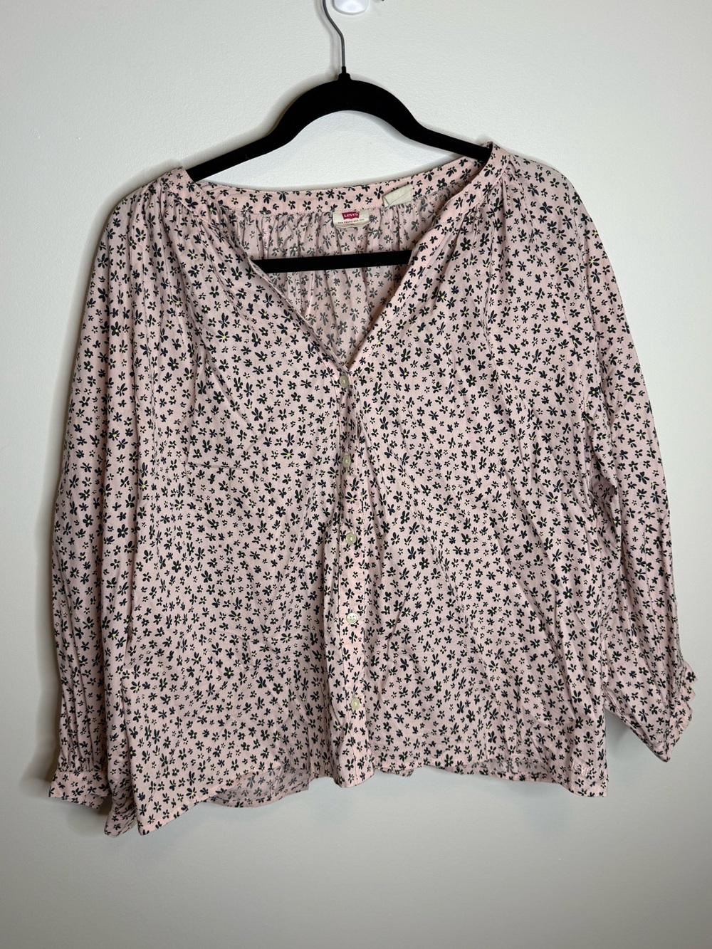 Levi's Light Pink Floral Buttonless Blouse size XL